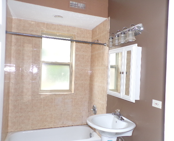 8142 South Drexel Avenue - Photo 3