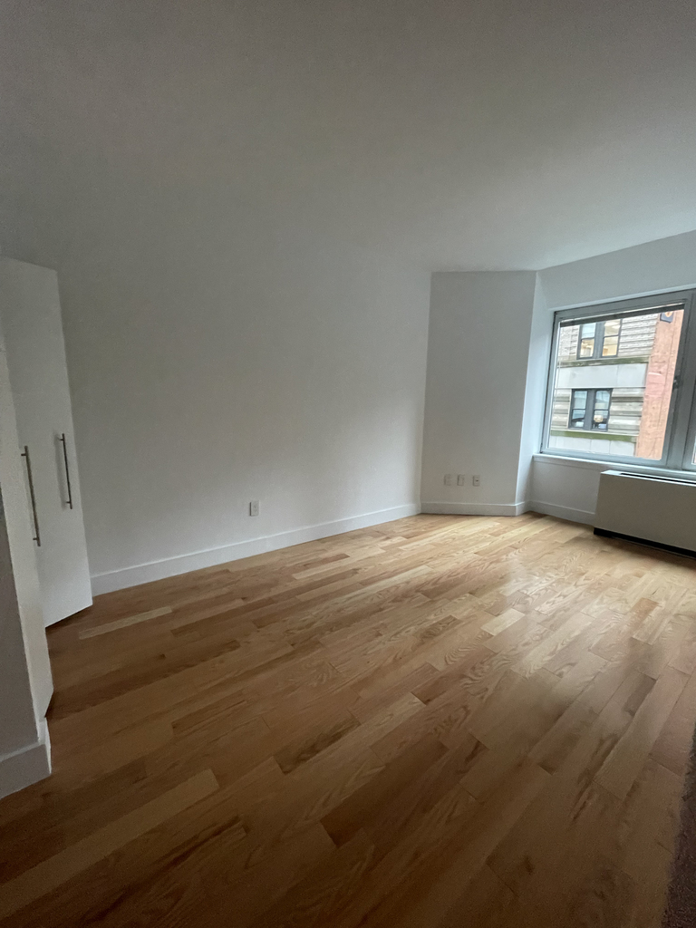 Perfect 2 Bed / 2 Bath - Flex 4 - Luxury Building - Pet Friendly - Close to Subways  - Photo 4