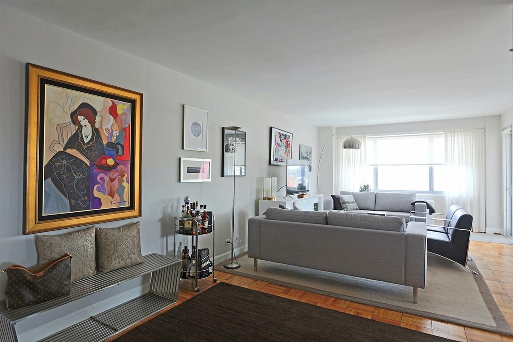 70s East Spectacular 4 rooms $5,495 - Photo 1