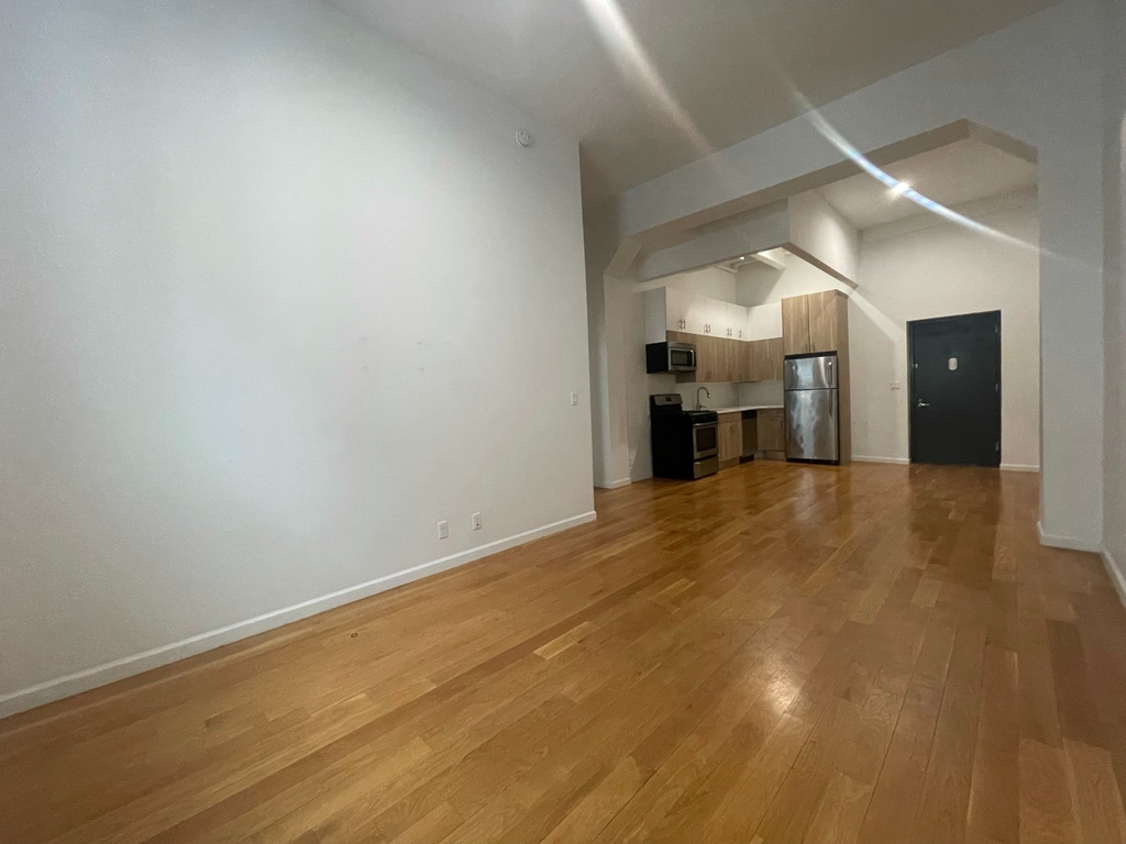 Triplex available in BUSHWICK - Photo 1