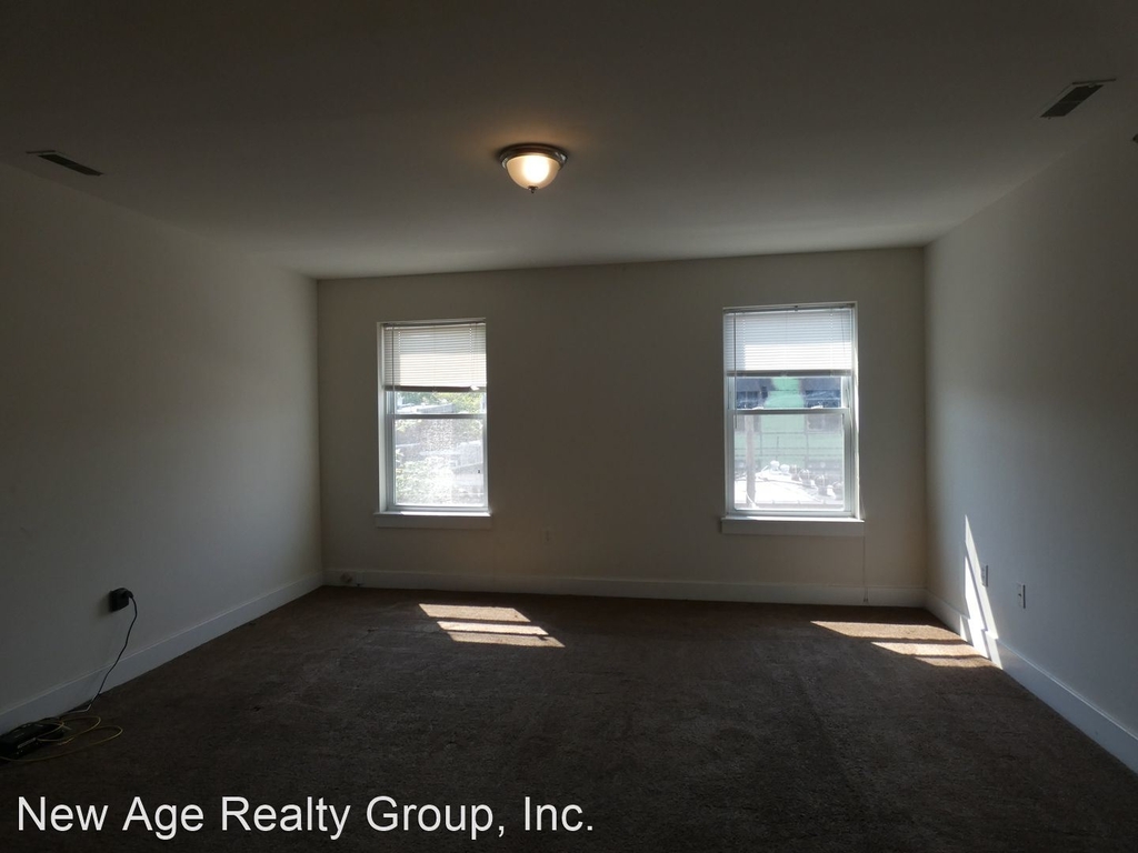 525 N. Budd Street - Photo 2