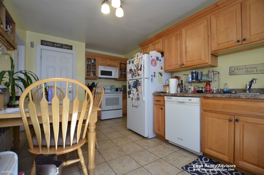 18 Beechcroft St Apt 1 - Photo 1