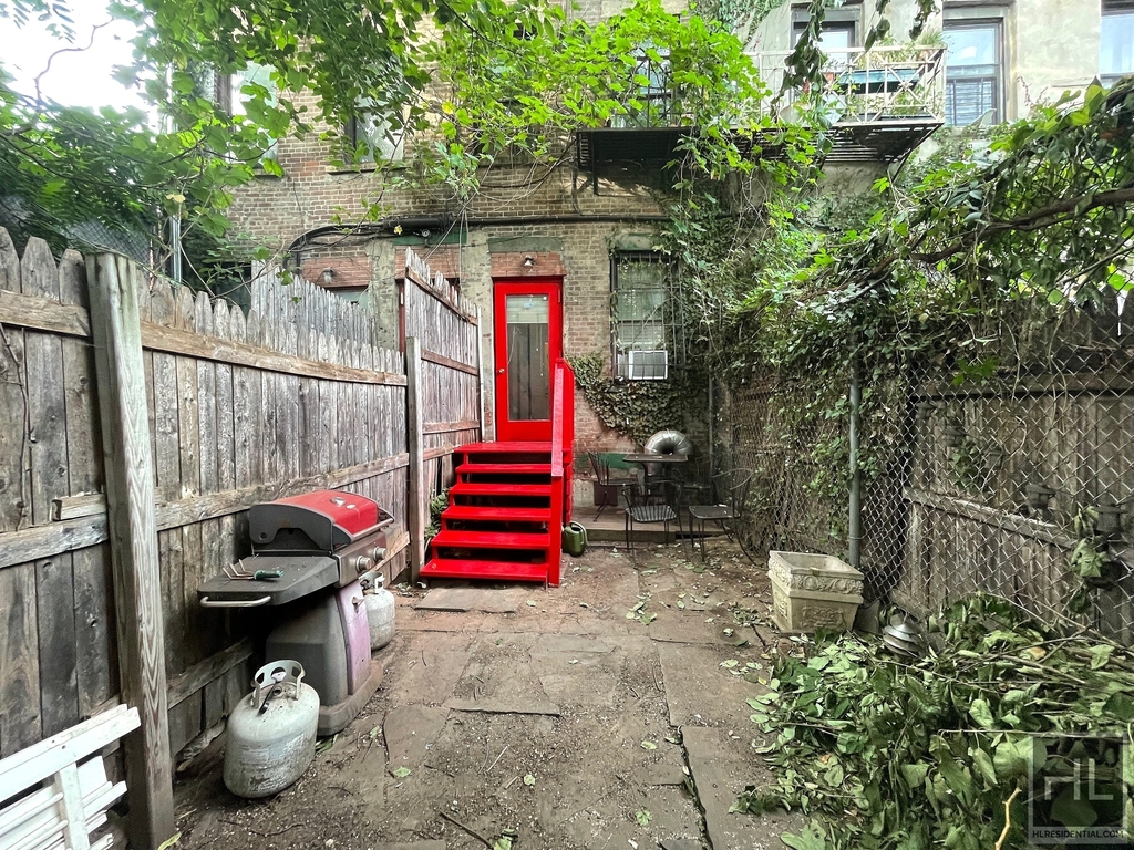 504 East 6 Street - Photo 0