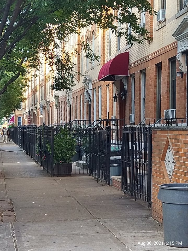 48th Street close to Broadway  - Photo 14