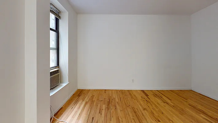 2nd Ave/71 - Photo 2