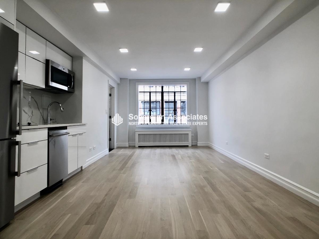 325 East 41st Street - Photo 4