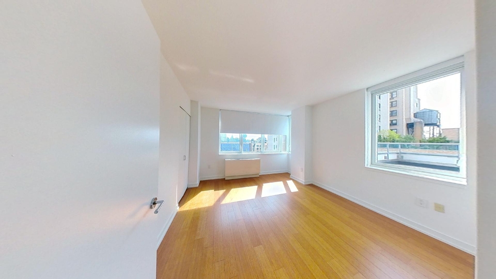 High end sunny luxury 2 beds for rent  West 93rd Street - Photo 3