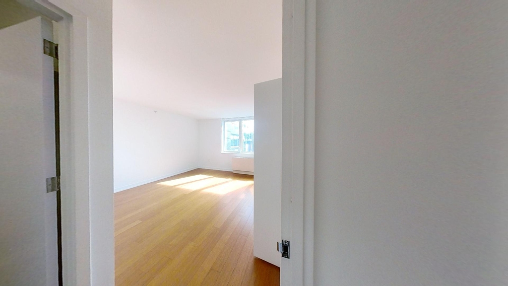 High end sunny luxury 2 beds for rent  West 93rd Street - Photo 4