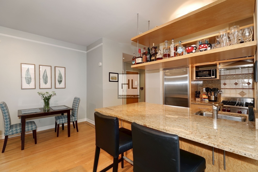 7 Gramercy Park West - Photo 2