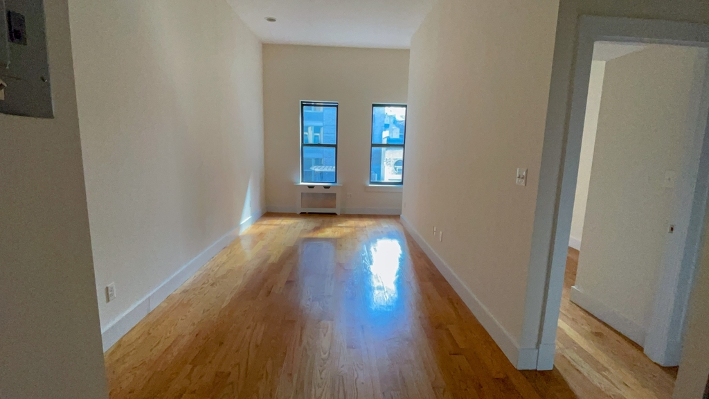 Lofted one bed in West 93rd Street - Photo 0