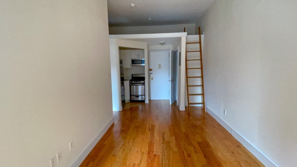 Lofted one bed in West 93rd Street - Photo 1