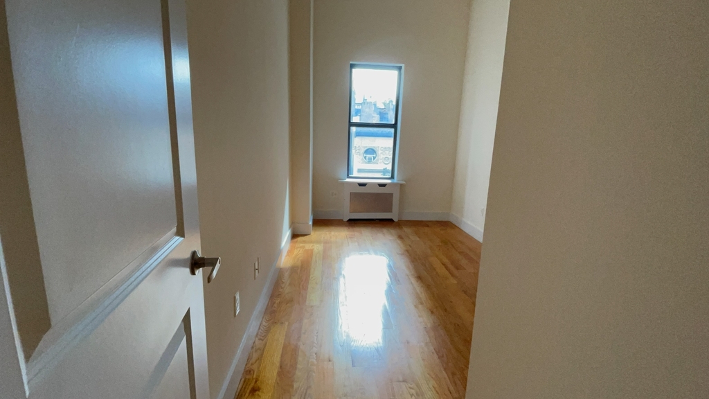 Lofted one bed in West 93rd Street - Photo 4