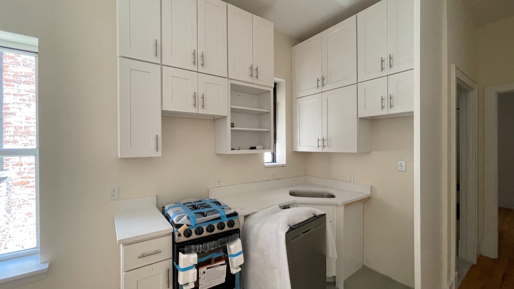 Brand new 1 bed for rent in  West 92nd Street - Photo 3