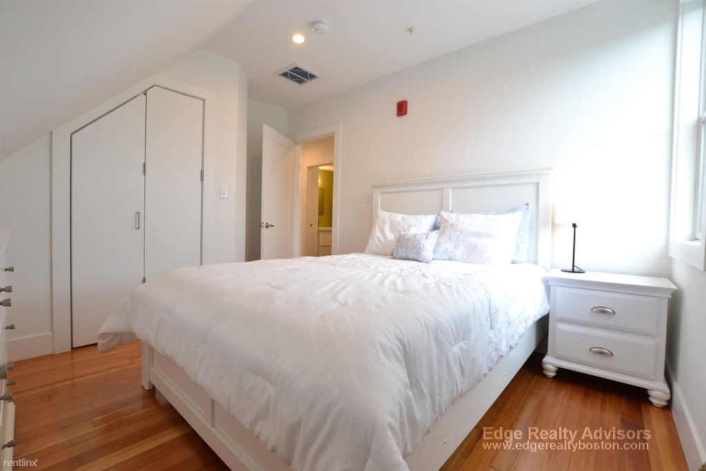 60 Hooker St Apt 1 - Photo 6