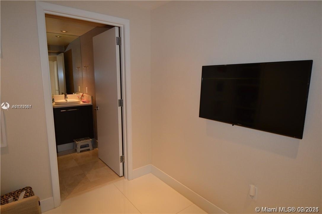 17121 Collins Ave - Photo 11