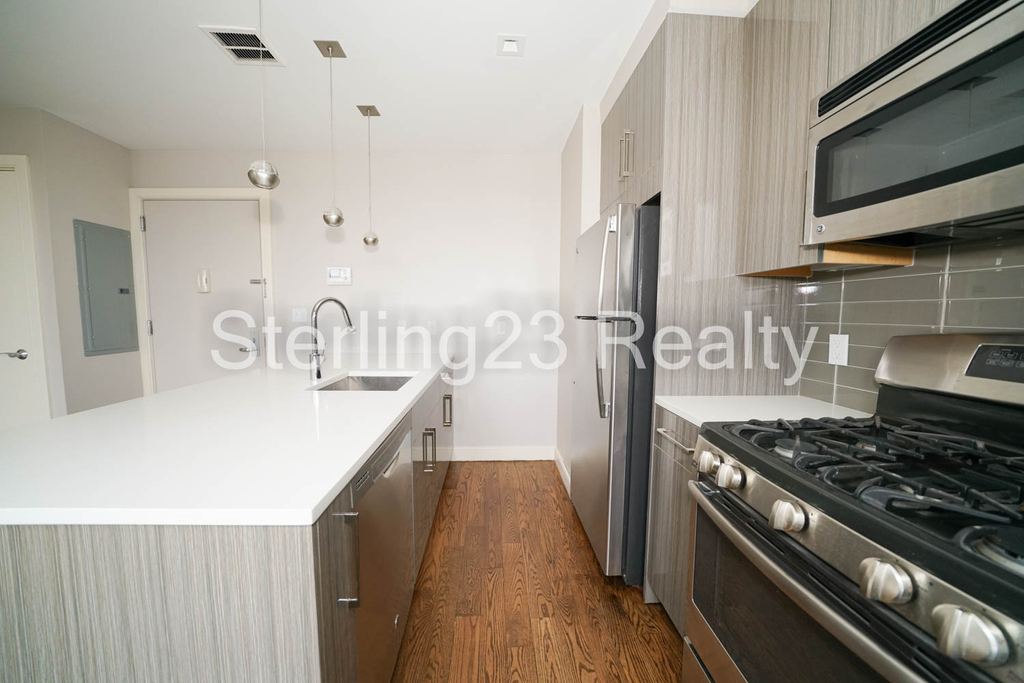 27-18 Hoyt Avenue South - Photo 3