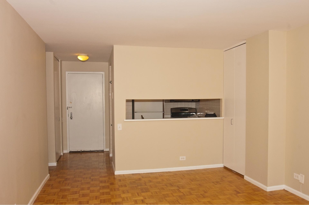 295 Greenwich St - Photo 2