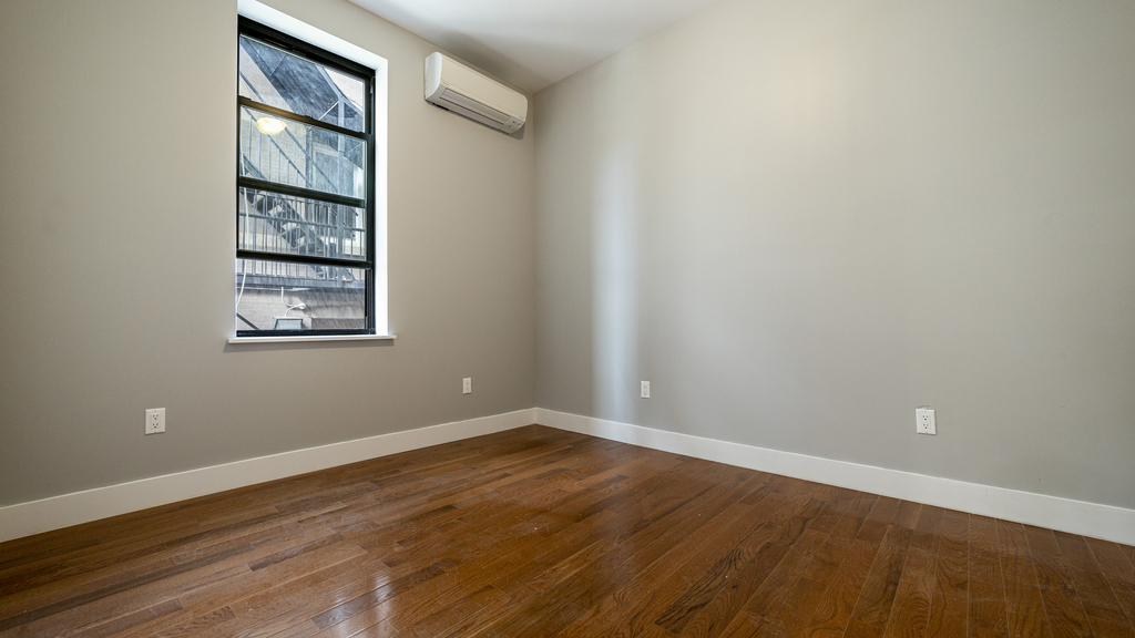 139 Tompkins Ave - Photo 2