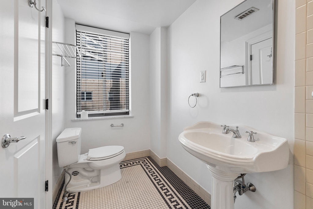 222 W Rittenhouse Square - Photo 9