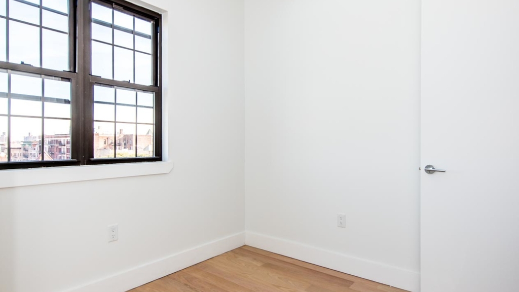 1319 Bedford Ave - Photo 3
