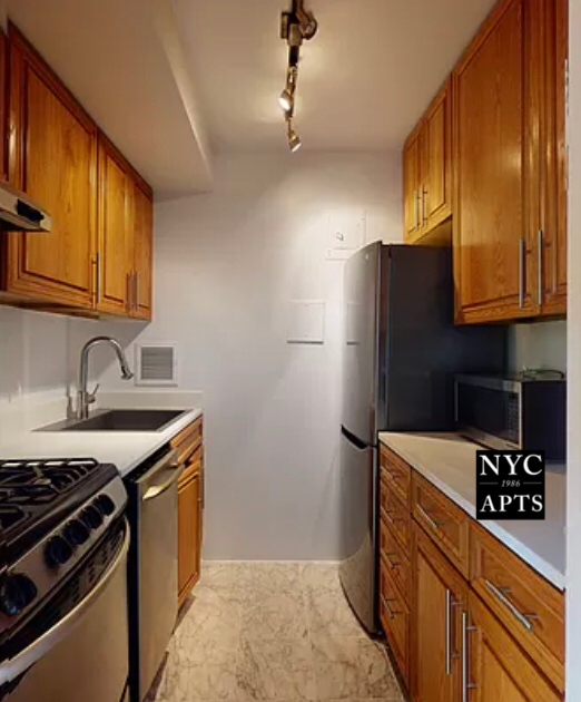 305 West 13th Street - Photo 1