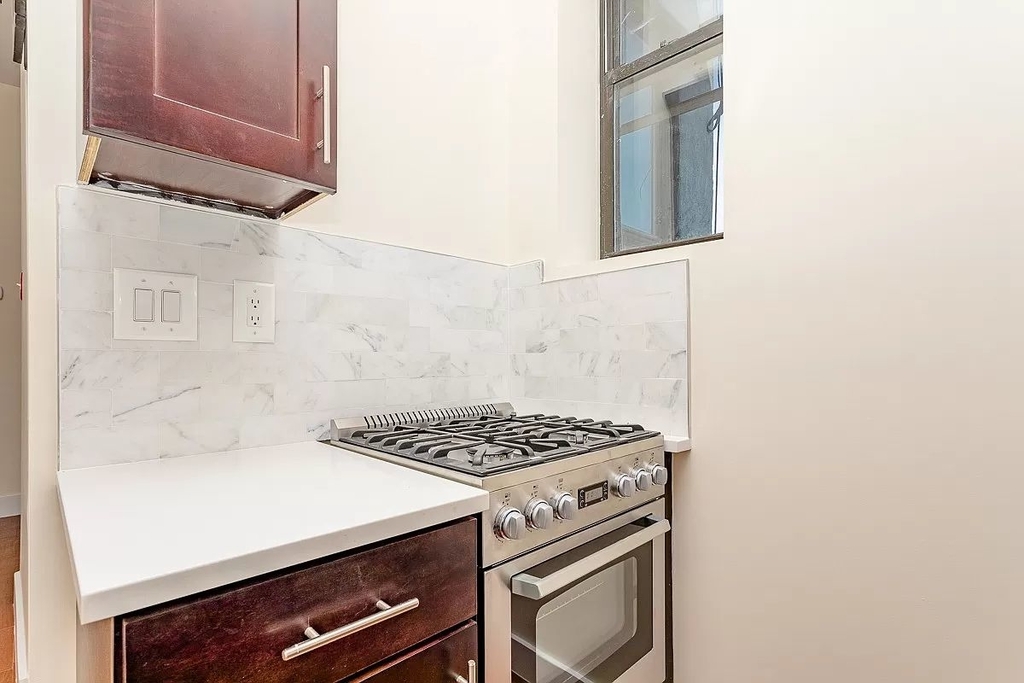 1044 Flushing Avenue - Photo 3