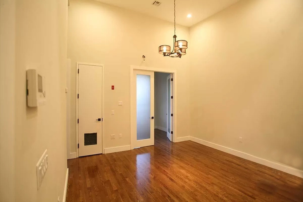 565 Evergreen Avenue - Photo 2