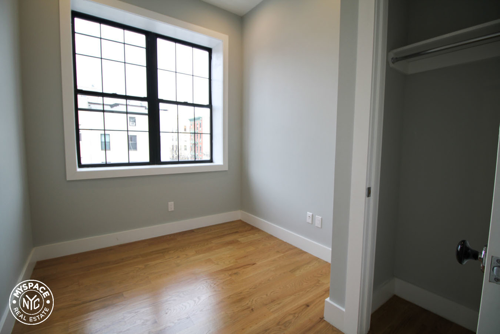 196 Montrose Avenue - Photo 3