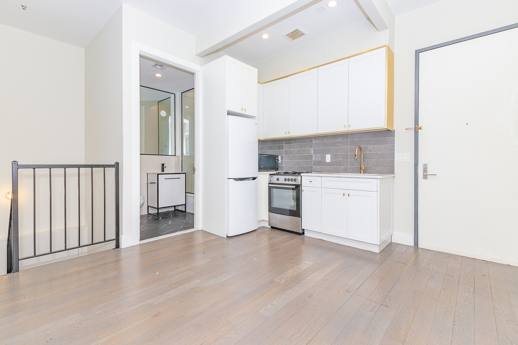 162 Stuyvesant Avenue - Photo 1