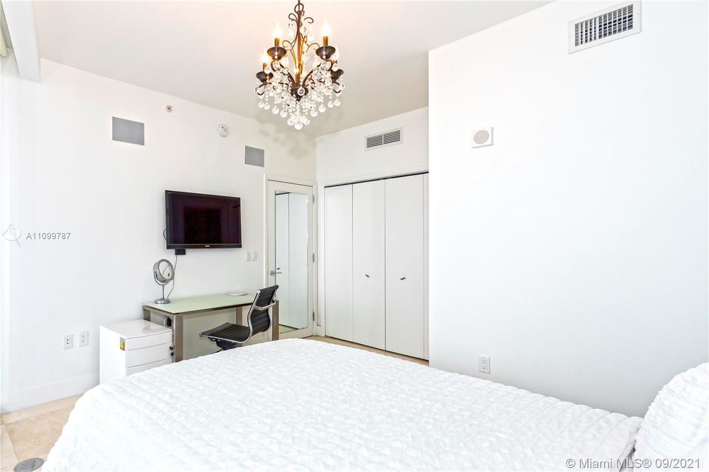 17121 Collins Ave - Photo 30