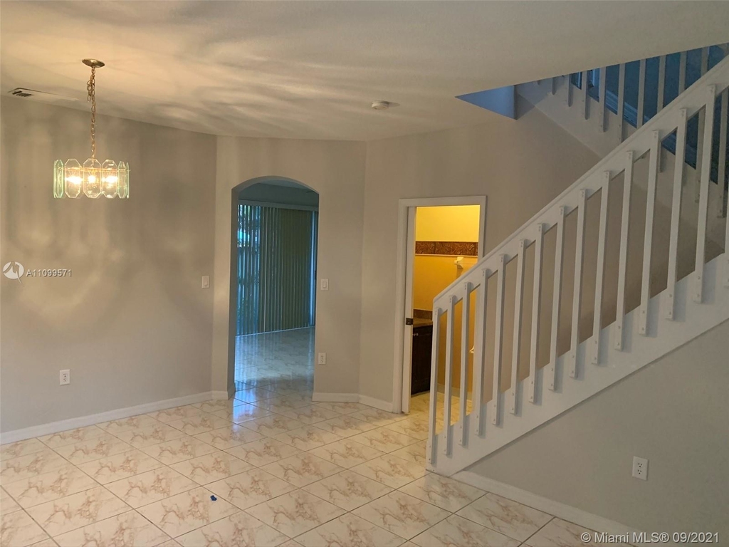 843 Nw 135th Ave - Photo 2