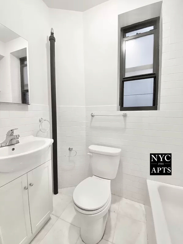 328 West 44th Street - Photo 4