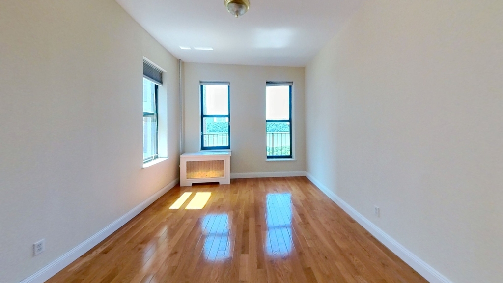 Spectacular 3 huge beds apartment in nice building  prime Washington heights for rent  - Photo 6