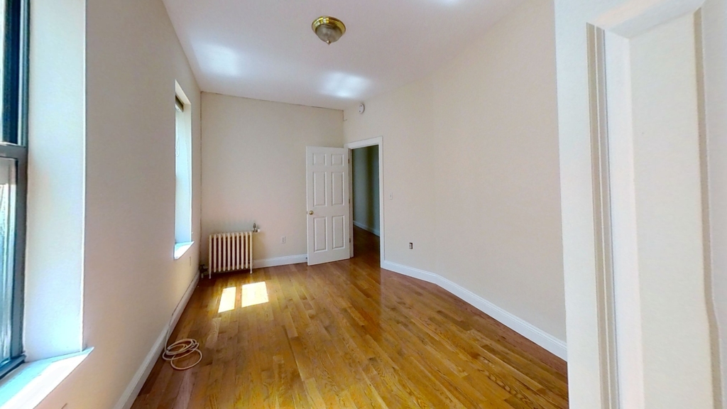Spectacular 3 huge beds apartment in nice building  prime Washington heights for rent  - Photo 5