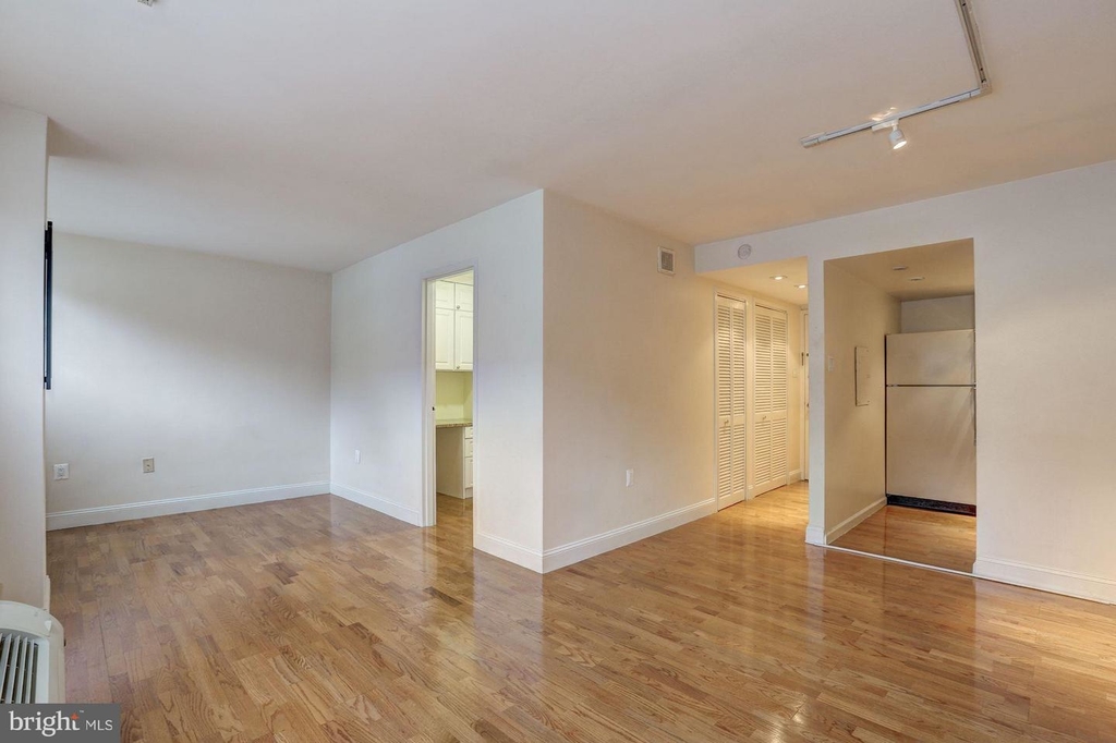 2501 Calvert St Nw #105 - Photo 3