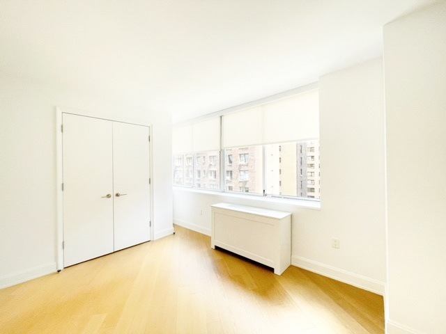 East 54 Street - Photo 2