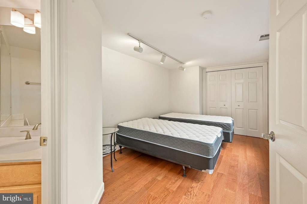 1080 Wisconsin Ave Nw #2015 - Photo 18
