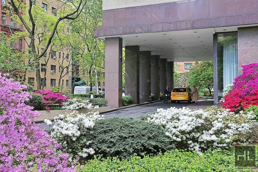 East 56th Street - Photo 11