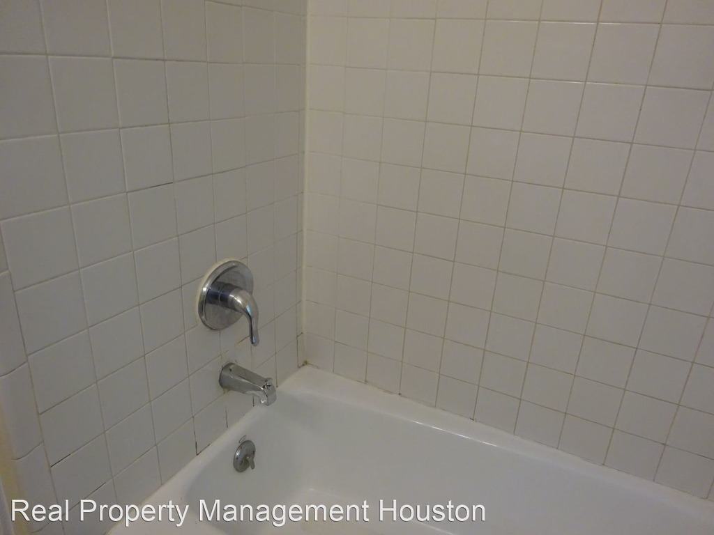 208 W 33rd St - Photo 19