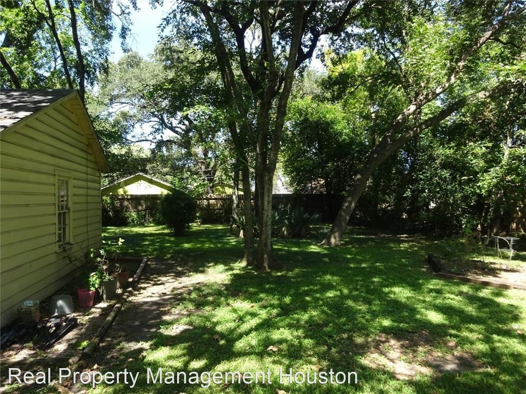 208 W 33rd St - Photo 2