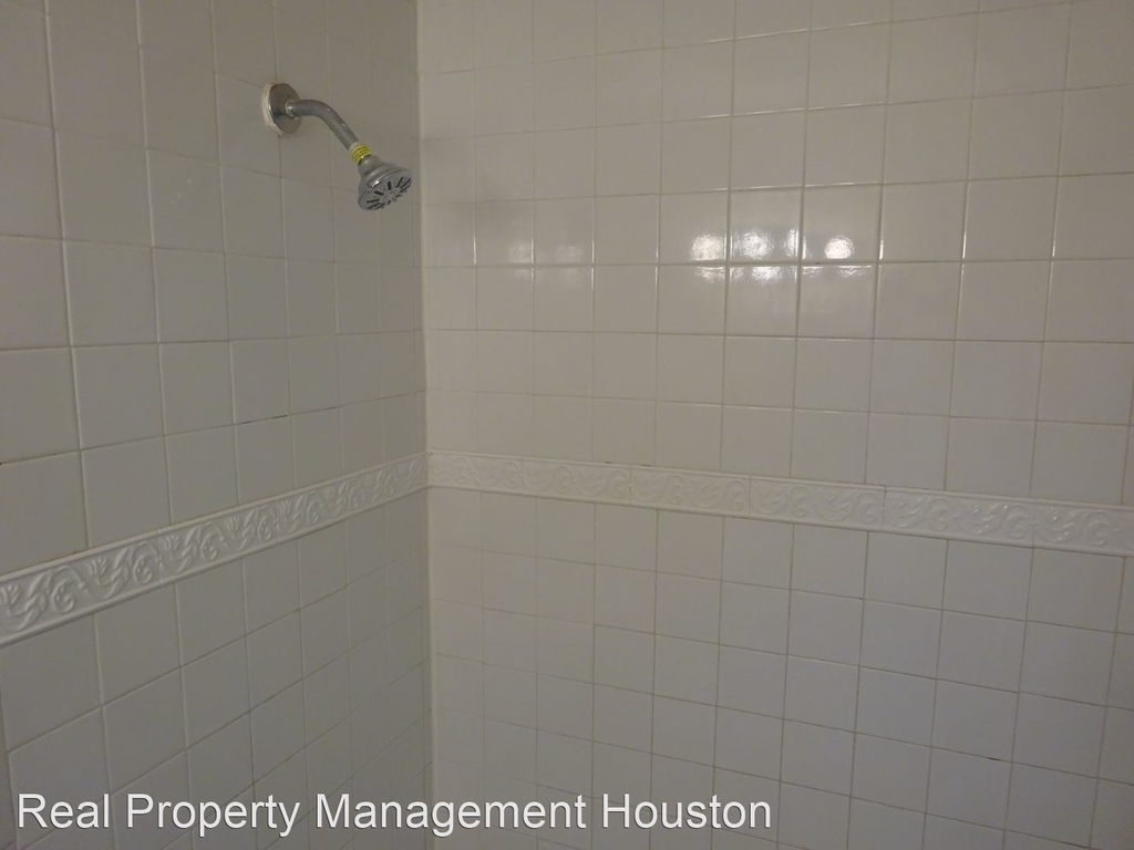 208 W 33rd St - Photo 18