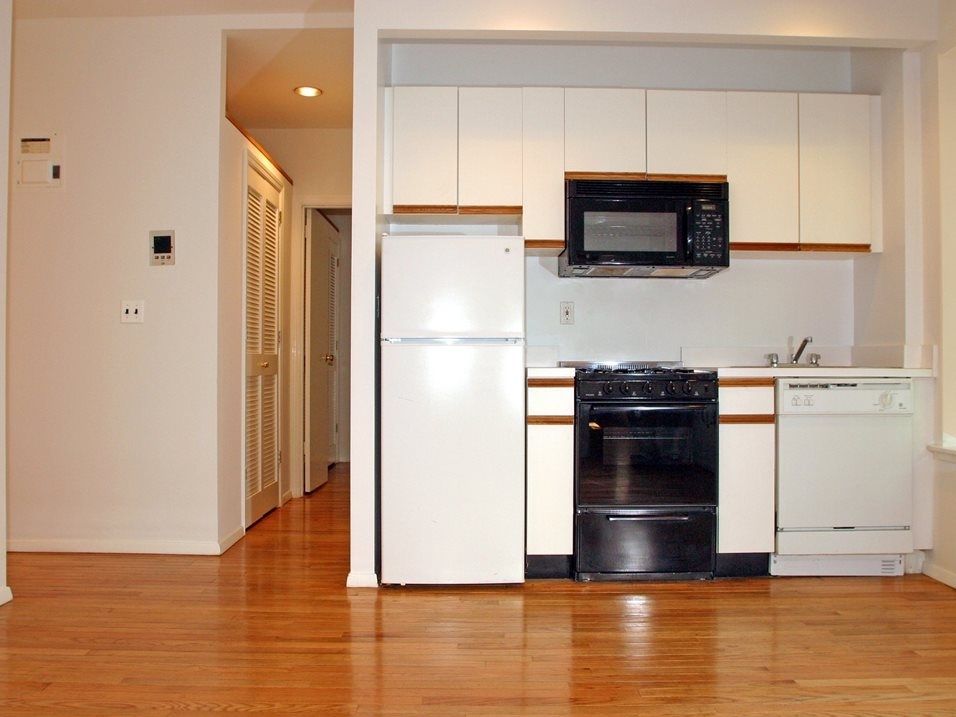 320 East 92nd Street - Photo 2