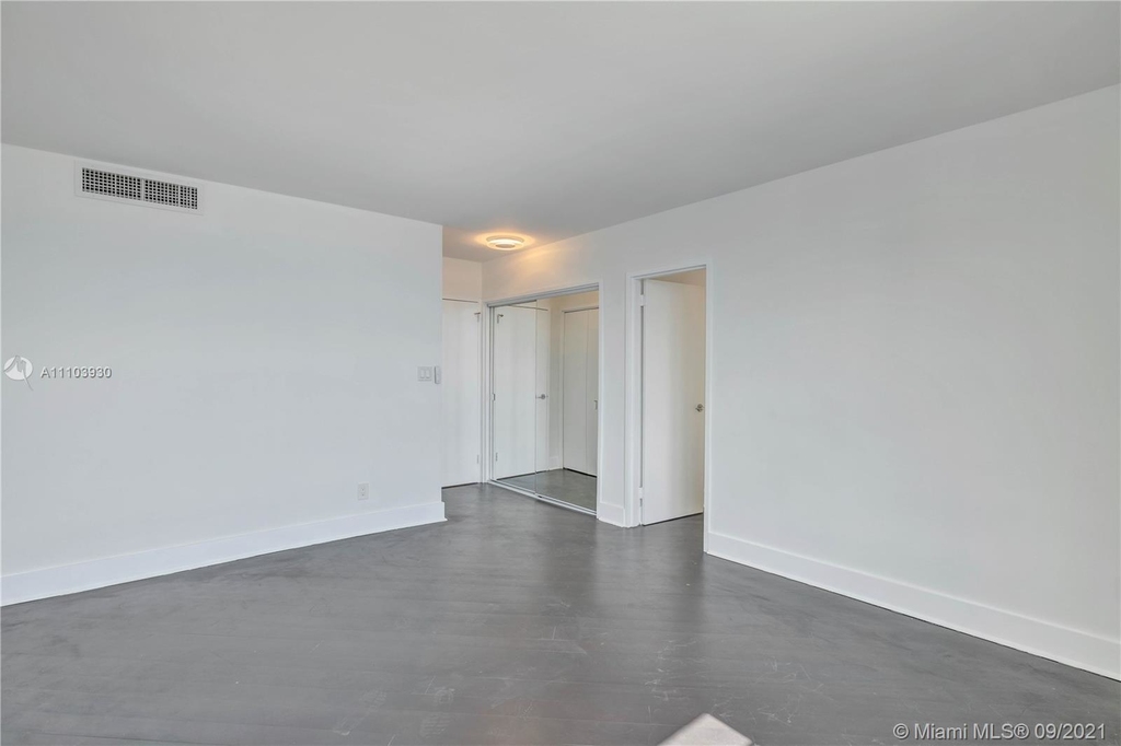 5151 Collins Ave - Photo 14