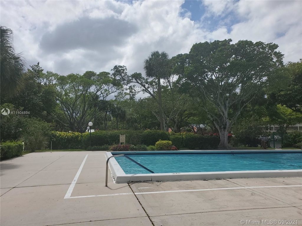 805 Cypress Blvd - Photo 2