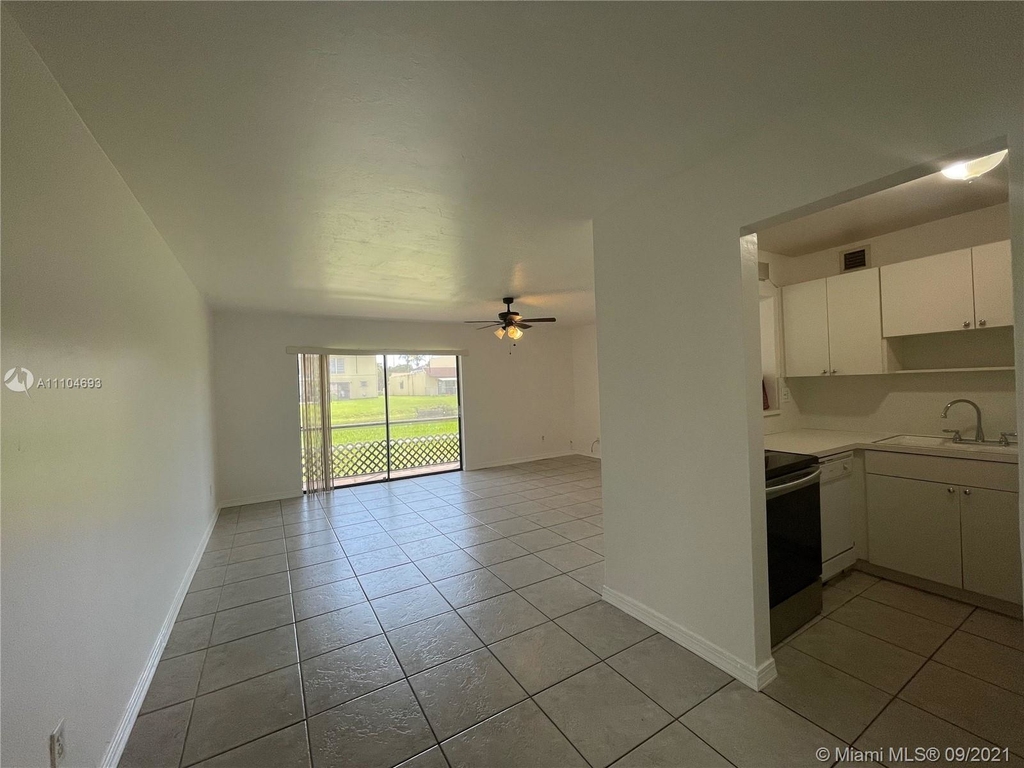 10389 N Kendall Dr - Photo 3