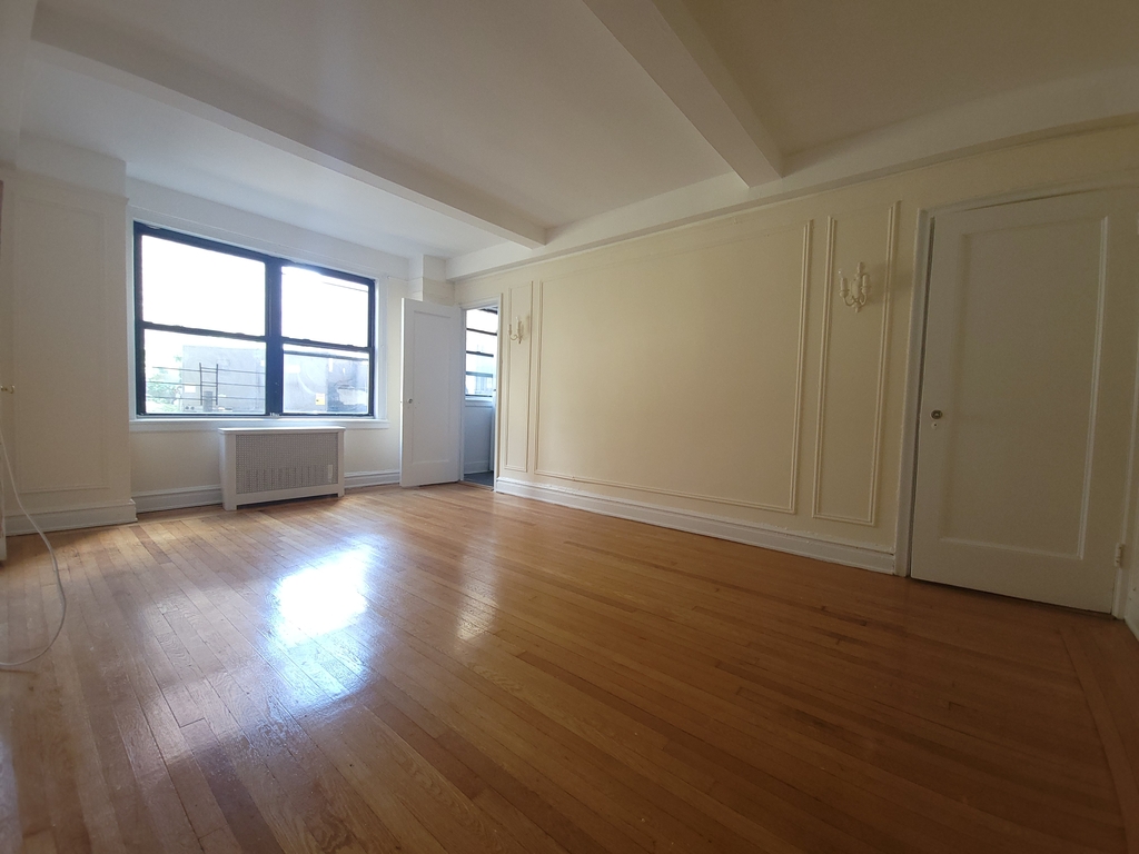 455 W 34th St  - Photo 8