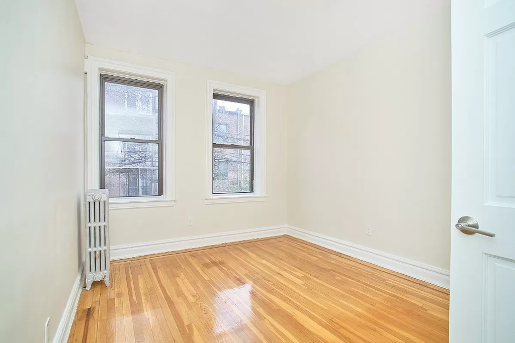 Large 2 beds for rent prime astoria  - Photo 0