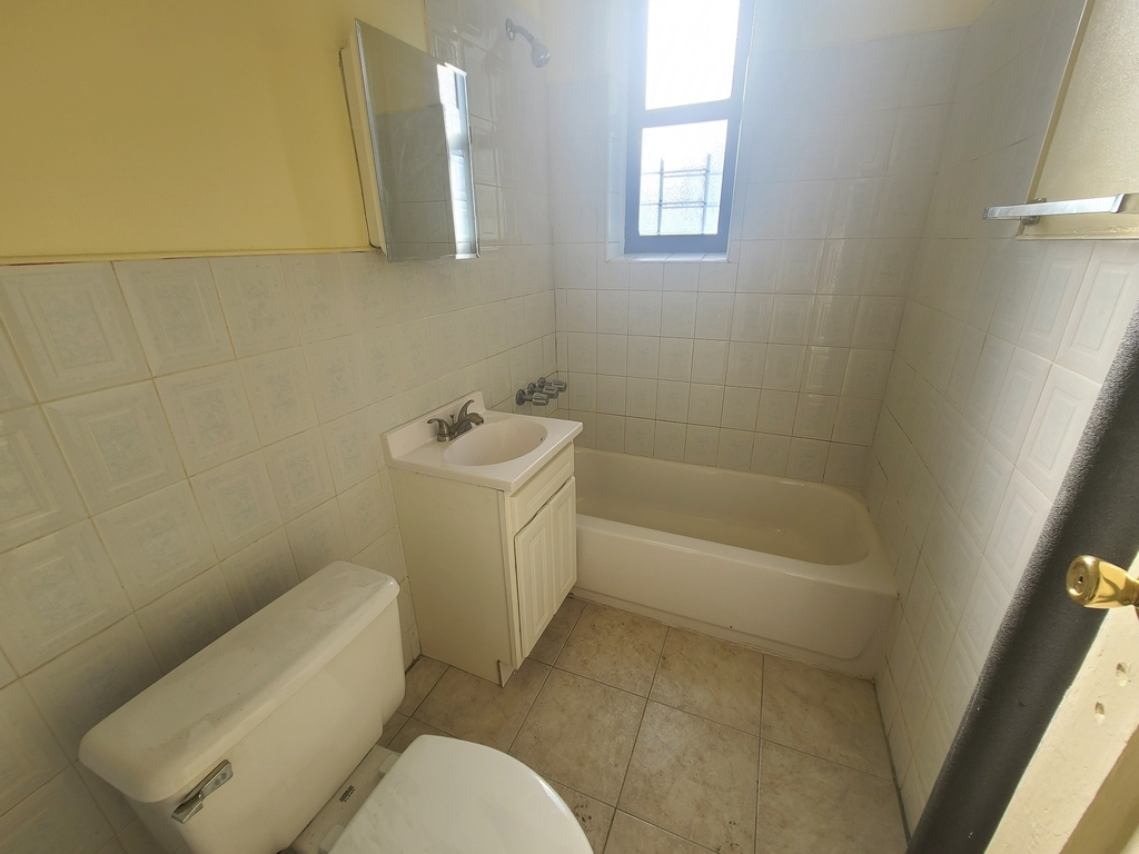 824 Albany Avenue - Photo 3