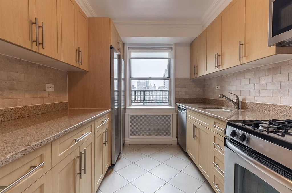 360 East 65th Street - Photo 3