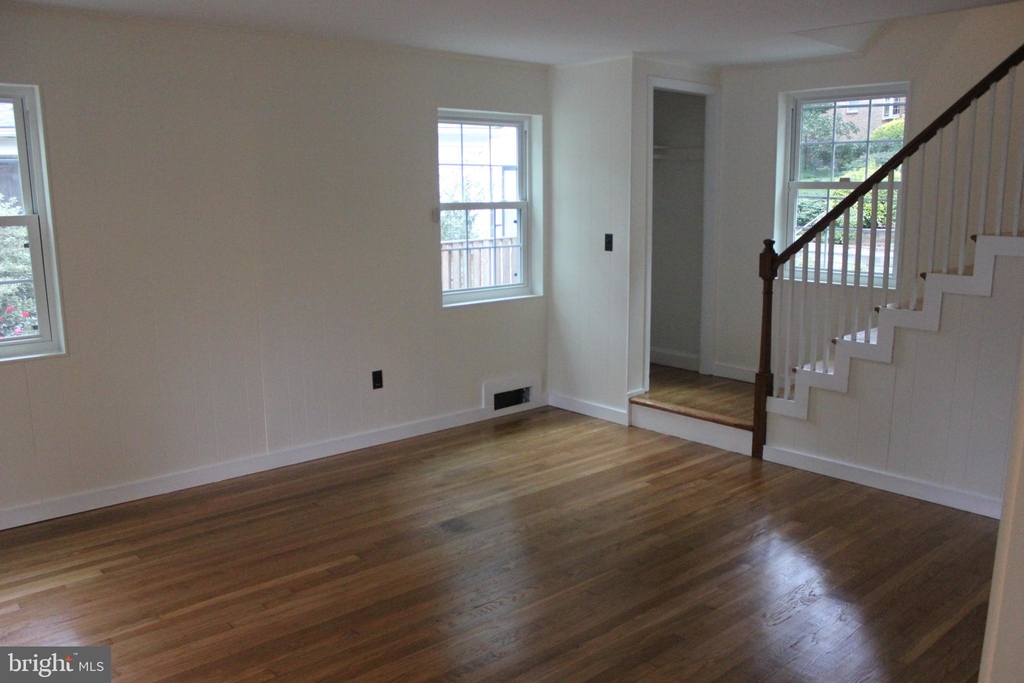 9 N Greenbrier Street - Photo 3